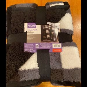 Better Homes and Garden Velvet Plush Throw